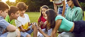 Eine Gruppe von Kindern hat Spaß im Biologieunterricht im Freien.
