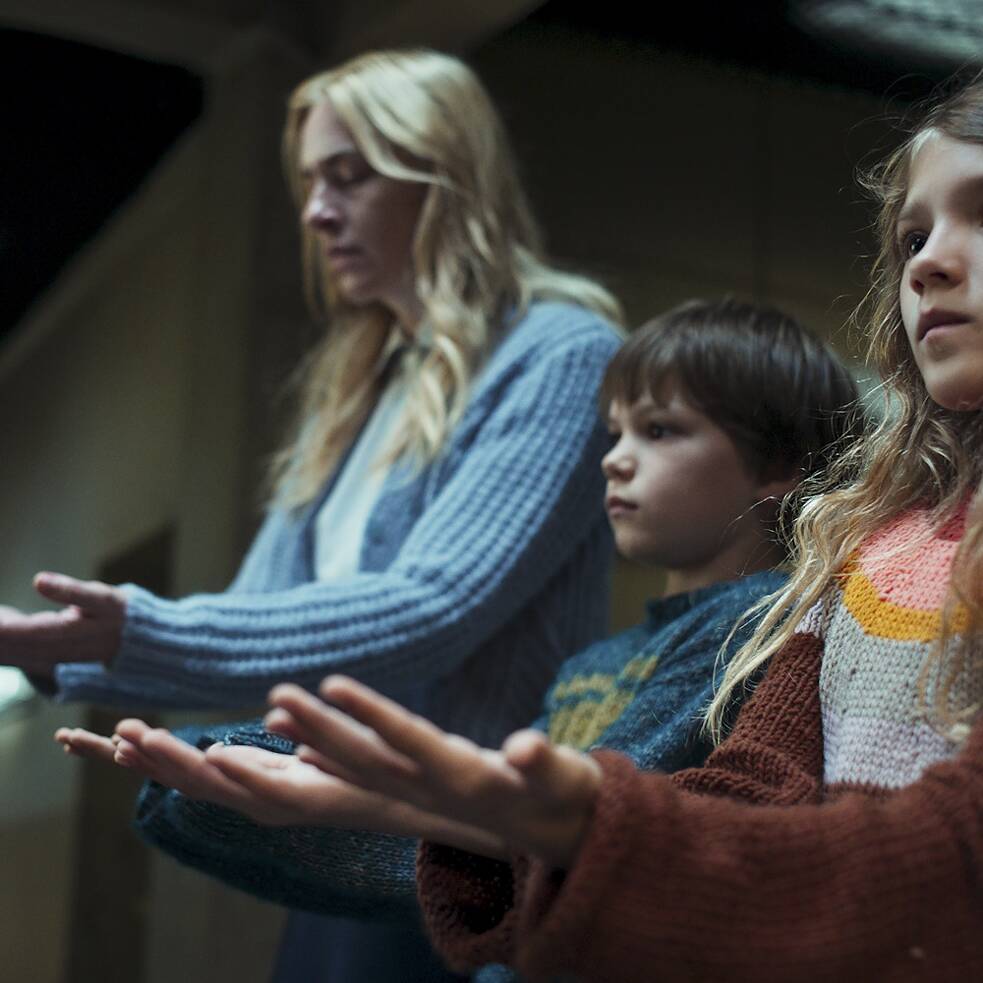 "Das sind die Regeln". Standbild aus der Netflix Deutschland Serie "Liebes Kind"