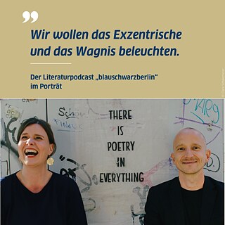 Bild: Zwei Menschen stehen vor einer besprühten Wand und lachen. Auf der Wand steht "There is Poetry in everything". Text auf Bild: "Wir wollen das Exzentrische und das Wagnis beleuchten."