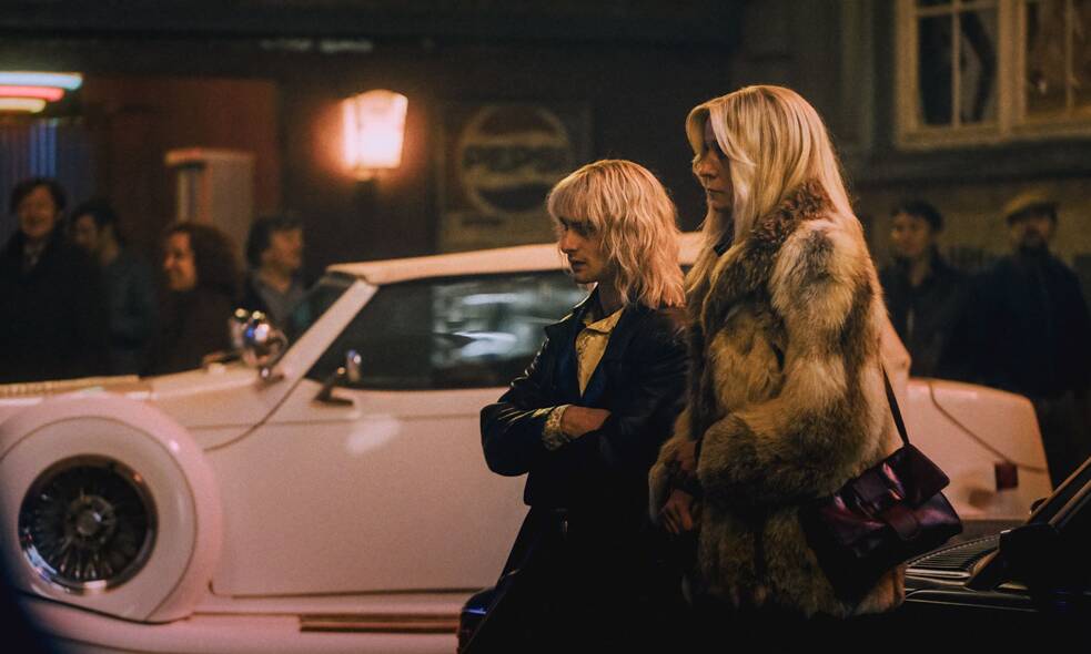 Standbild aus der Amazon Prime Germany original Serie"Luden - Konige der Reeperbahn": Lena Urzendowsky als "Manu"