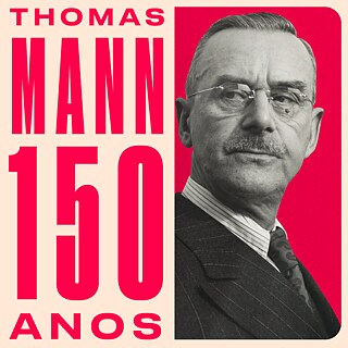 Cartaz com o texto 'THOMAS MANN 150 ANOS' em letras vermelhas sobre fundo bege. À direita, há uma fotografia em preto e branco de Thomas Mann com o rosto desfocado. Ele veste terno e gravata, com um fundo vermelho atrás dele.
