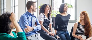   ©   Fotoauswahl Vertrieb - Fröhliche Geschäftsleute bei einem Meeting