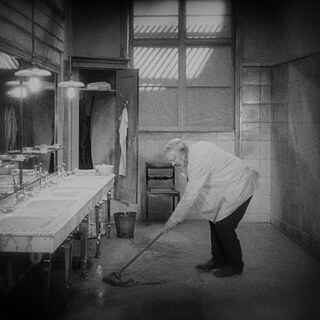 Ein Mann putzt den Boden eines Waschraums