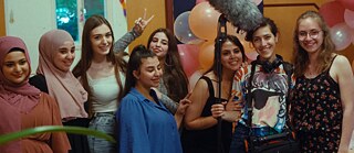 Junge Frauen stehen zusammen für eine Foto