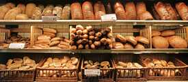 Man sieht ein Brotregal mit verschiedenen Brot und Semmeln