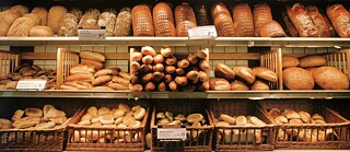 Man sieht ein Brotregal mit verschiedenen Brot und Semmeln
