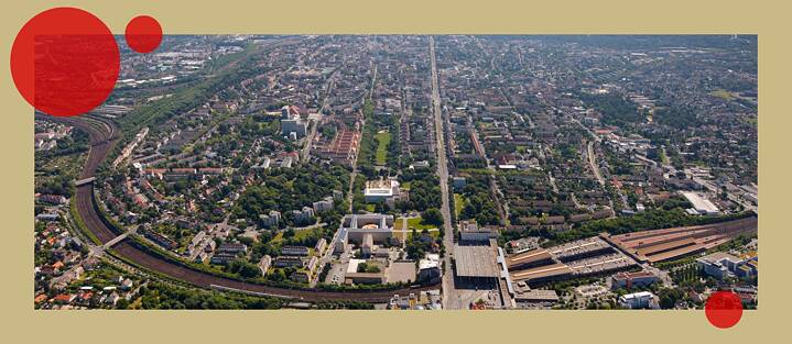 Die Stadt Kassel von oben, man sieht geradlinige Straßen, Eisenbahnschienen die sich um die Stadt ziehen.