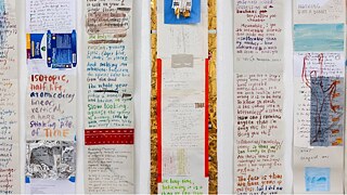 Eine Wand, die mit verschiedenen Schriftarten bedeckt ist und verschiedene Stile und Botschaften in unterschiedlichen Farben und Größen zeigt.