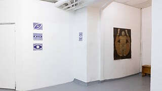 Ein leerer Raum, der die Aufmerksamkeit auf ein Wandgemälde lenkt und einen Kontrast zwischen dem Kunstwerk und dem leeren Hintergrund schafft.