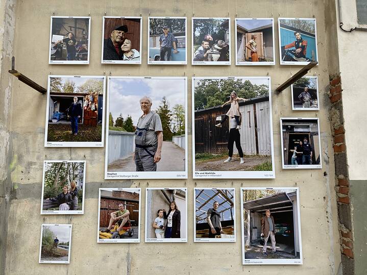 17 Fotos der Ausstellung #3000Garagen, die im Garagen-Campus hängt