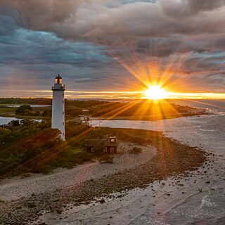 Ein Leuchtturm bei Sonnenaufgang