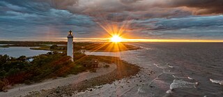Ein Leuchtturm bei Sonnenaufgang
