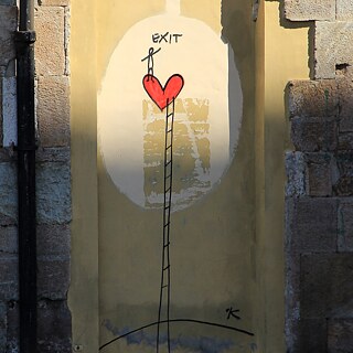 Graffiti auf dem ein Strichmännchen über eine Leiter zu einem Herz gelangt. 