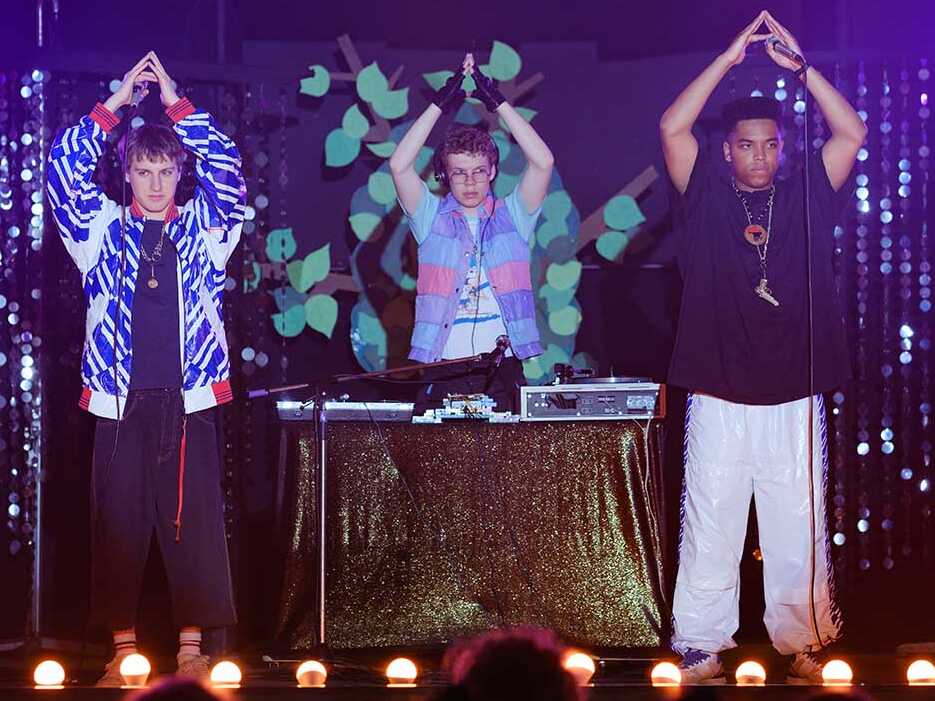 Standbild aus der Warner TV original Serie "Almost Fly"