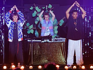 Standbild aus der Warner TV original Serie "Almost Fly"