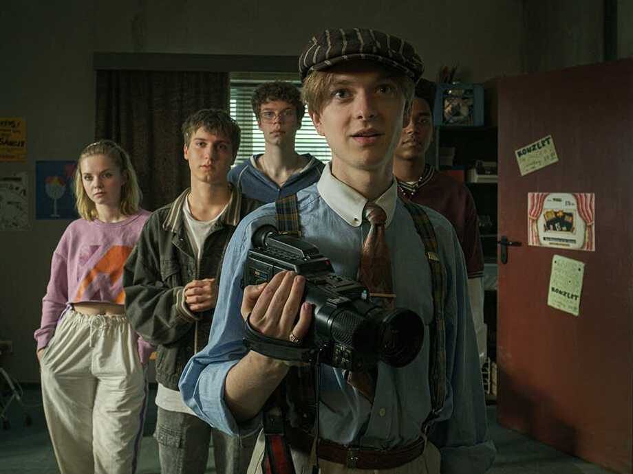 Standbild aus der Warner TV original Serie "Almost Fly"