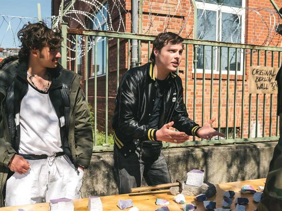 Standbild aus der Warner TV original Serie "Almost Fly"