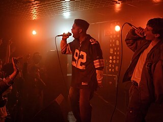 Standbild aus der Warner TV original Serie "Almost Fly"