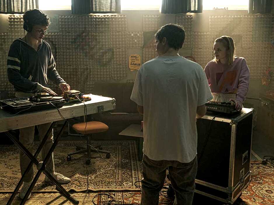 Standbild aus der Warner TV original Serie "Almost Fly"