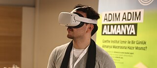 A course participant is seen wearing a VR headset.