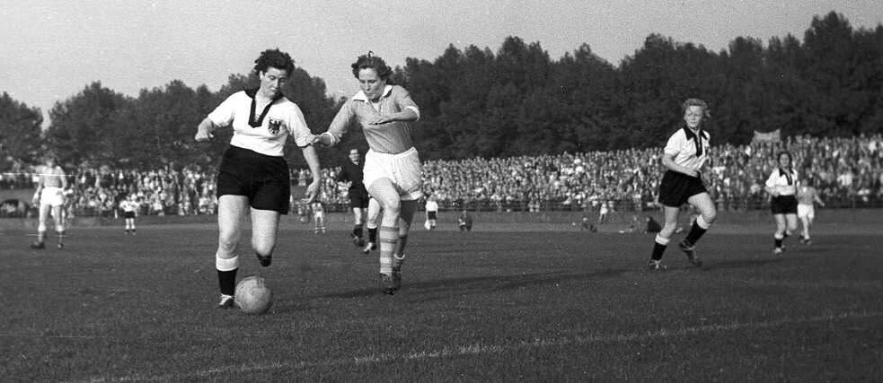 Scene from the first international women's football match between Germany and the Netherlands on 23 September 1956 at the Mathias Stinnes Stadium in Essen