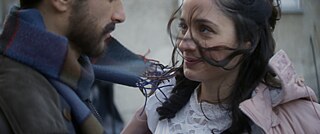 Los protaonistas semiran en una escena de la película Copilot