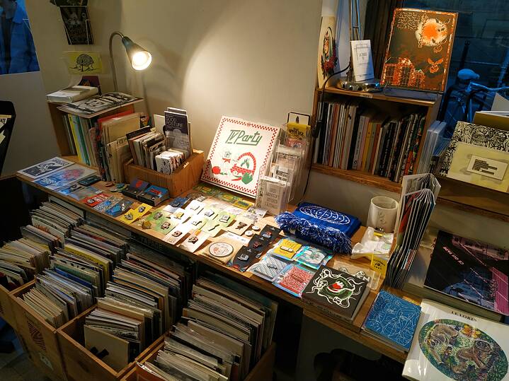 Auf dem Foto sieht man einen Tisch voller Bücher und Schreibwaren