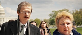 Szene aus dem Film Rabiye Kurnaz gegen George W. Bush, in der die Protagonistin im US-Kapitol ankommt, um für die Freilassung ihres Sohnes aus Guantánamo zu kämpfen. Ein starkes, faktenbasiertes Drama über Gerechtigkeit, Menschenrechte und den Mut einer Mutter.