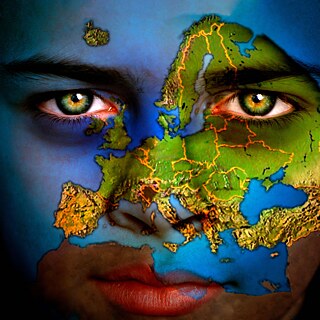 Ein Frauengesicht, auf dem eine Erdkarte zu sehen ist.