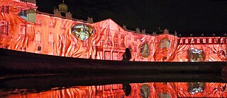 Where does the building stop, where does the projection start, and what is merely a reflection? The artwork “Defile” by DSG.