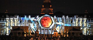 Each year, the Karlsruhe Palace Schlosslichtspiele attracts thousands of visitors: in 2017, the festival kicked off with the projection “Structures of Life” by Maxin10sity.