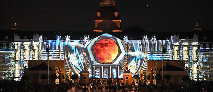 Each year, the Karlsruhe Palace Schlosslichtspiele attracts thousands of visitors: in 2017, the festival kicked off with the projection “Structures of Life” by Maxin10sity.
