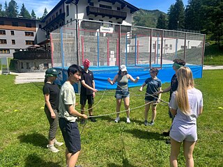 Jugendliche spielen auf einer Wiese.