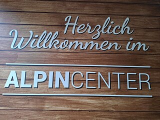 Eingangsbereich des Alpincenters mit dem Schriftzug „Willkommen“