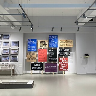 Innenraum des NSU-Dokumentationszentrums, mit ausgestellten Schildern und Fotos