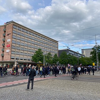 Menschen, die an einer Demo in einer deutschen Stadt teilnehmen