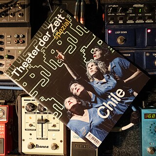 Titelbild der Zeitschrift „Theater der Zeit spezial“ mit dem Titel „Chile“, das drei blau gekleidete Personen vor einem Hintergrund von Gitarren-Effektpedalen von Marken wie Ibanez und Boss zeigt.