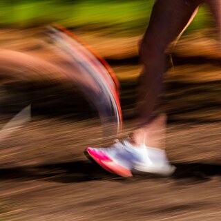 Verschwommenes Foto von Personen, die laufen.