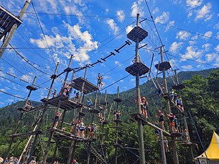 Jugendliche in einem Hochseilgarten
