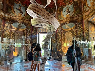 Jugendliche im Oktogon (eine Art Musikzimmer mit einer unglaublichen Akustik)