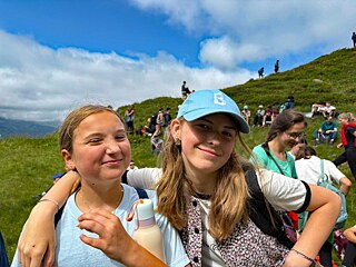 Zwei junge Mädchen auf einer Bergwiese
