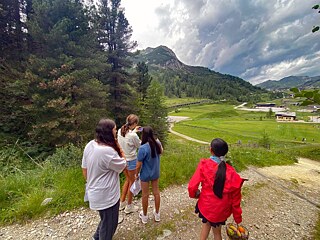 Jugendliche drehen ein Handyvideo.