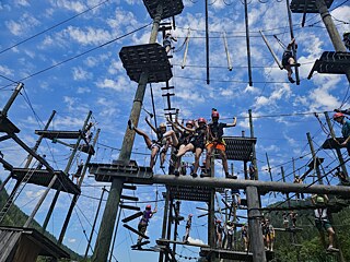 Jugendliche in einem Hochseilgarten