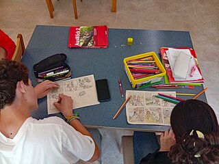 Jugendliche zeichnen und scheiben.