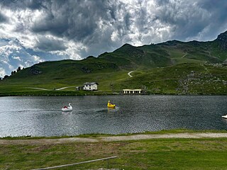 Jugendliche fahren Tretboot auf einem See.