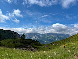 Jugendliche auf einem Wanderweg in den Alpen