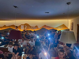 Jugendliche drehen Videos mit ihrem Smartphone.