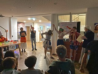 Jugendliche sind verkleidet und tanzen.