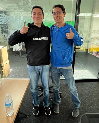 Edgar y Luis durante la visita a las instalaciones de Kaeser Kompressoren en México.