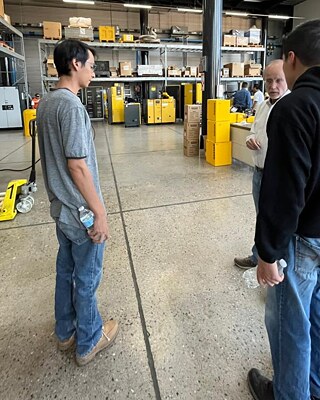 Edgar durante la visita a las instalaciones de Kaeser Kompressoren en México.